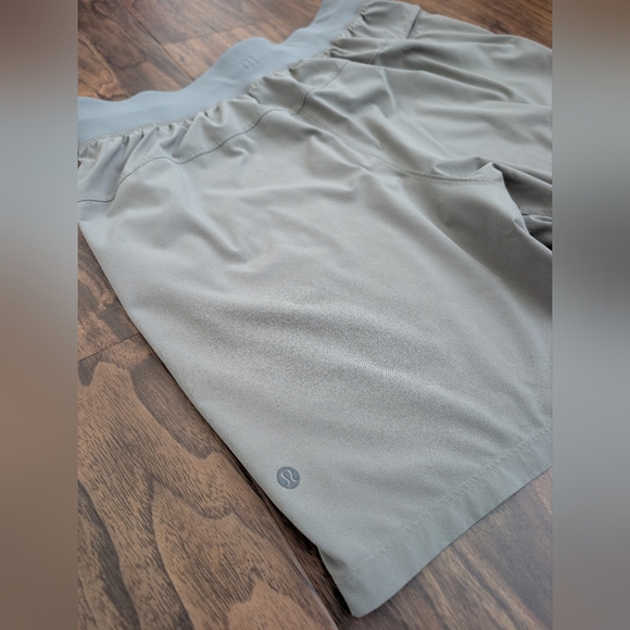 Lululemon L Men's Gray Athletic Shorts - Picture 4 of 5
